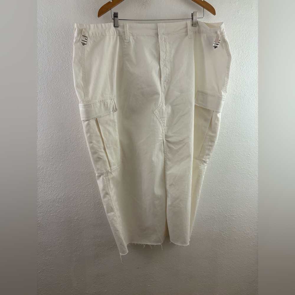 Good American off white cargo open front skirt size 22